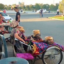 道端でサマルカンドナンを売る人々