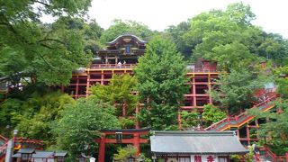 奥の院までは３００ｍ以上の道のりがあります