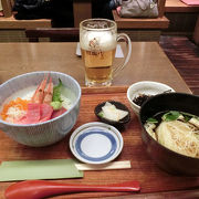 色々な種類の海鮮丼