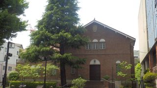 レンガ造りの建物内のギャラリー