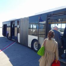 FRA。バス1台に押し込められ、ターミナルまで十分以上走る。