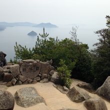 展望台と、その向こうに見える瀬戸内海の島々