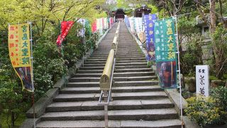 厳島神社を見下ろす山腹にある大きな寺院