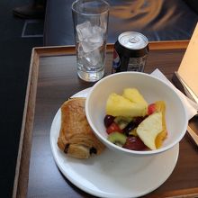 パンとフルーツ。このくらいしか食べるものはありませんでした。