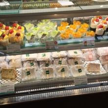 販売コーナーはケーキも