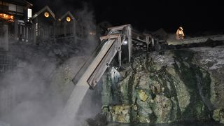 夜は温泉の湯気がよりいっそう