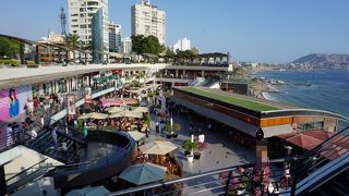 海岸の段差を利用した半地下の巨大ショッピングセンター。景色良し！利便性良し！お店も十分！