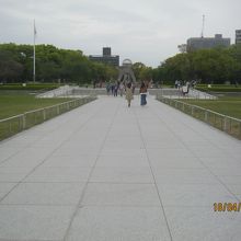 公園で平和の気持ちを心に刻みました。