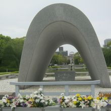 奥に見えるのが原爆ドームです。