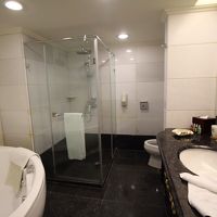 ウォシュレットもあり、シャワー水量もOK！全体的にキレイ。