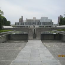 奥には広島平和記念資料館が見れます。