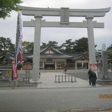 鳥居の奥に社殿があります。
