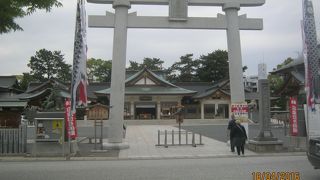 広島城本丸跡地にあります。