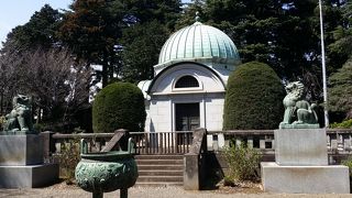 煉瓦で作られた非常に立派なお墓