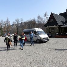 ロープウェイの駅と駐車場の間を往復するミニバス