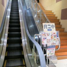 駅からすぐのところにあるエスカレーター