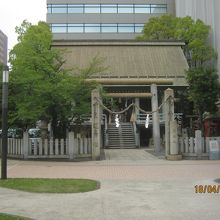 今は境内も狭い神社になっています。