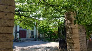 羽がある珍しい石像がありました