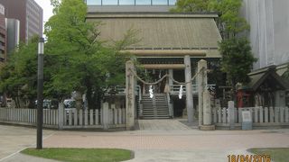 平和通りに面しています。