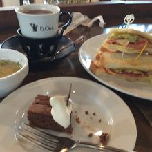 BLTサンド、スープ、ケーキ、ドリンクで1100円くらい