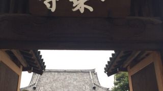 大通りに面した目立つお寺