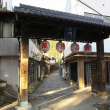 青石畳通り入口 