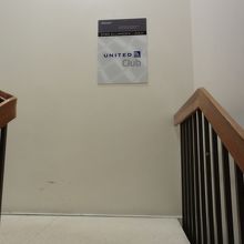 右側の階段の途中にあるサイン