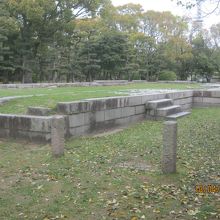 基礎の石組が残っているだけだす。