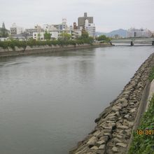 奥の橋は相生橋です。