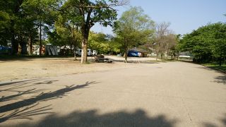 丸亀城の敷地内が丸亀公園