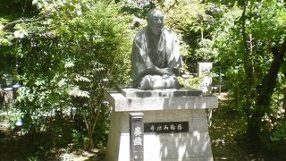 木立の中の坐像