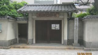 頼山陽が生活していた屋敷があった場所にあります。