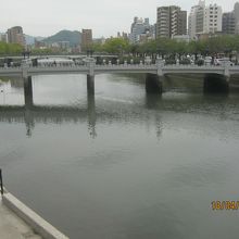 江戸時代から人が行き来した橋なのです。