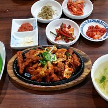 豚肉炒め包み＠12,000W辛めでしたので苦手な人は注意