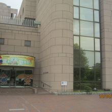 この建物の左の広場に蒸気機関車が置かれています。