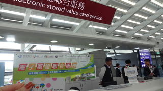 空港に着いたら、まずは便利なEasyCard（バス・地下鉄カード）をゲットしましょう