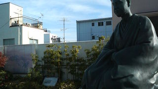 芭蕉の銅像と一緒に隅田川を見渡せます