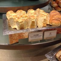 朝食時のパン。マンゴーと白ワインのパンとは珍しい