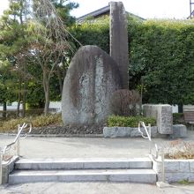 「草加せんべい発祥の地」の石碑です。