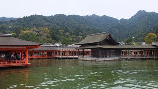 厳島神社の中の黒い建物