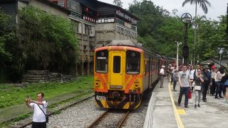 観光客でいっぱいの終着駅