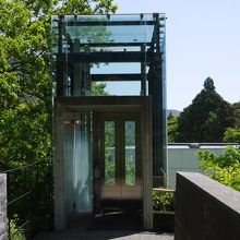 下のルートから行くとエレベーターがあり、入り口のところまでお