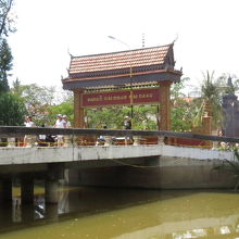 川沿いには寺院などもあります。