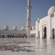 モスクの大広間です。真っ白な大理石の床・壁が光ってキレイです
