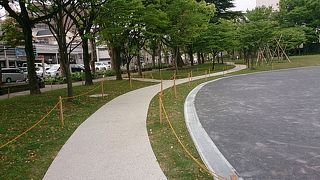 横浜駅西口の静かな公園