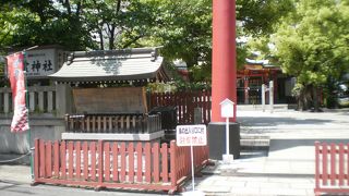 オフィス街の神社