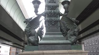 日本橋の両側真ん中あたりの高欄にそれぞれ麒麟像があります