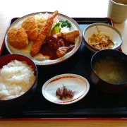 料理は良心的な値段と海まで歩いていける場所