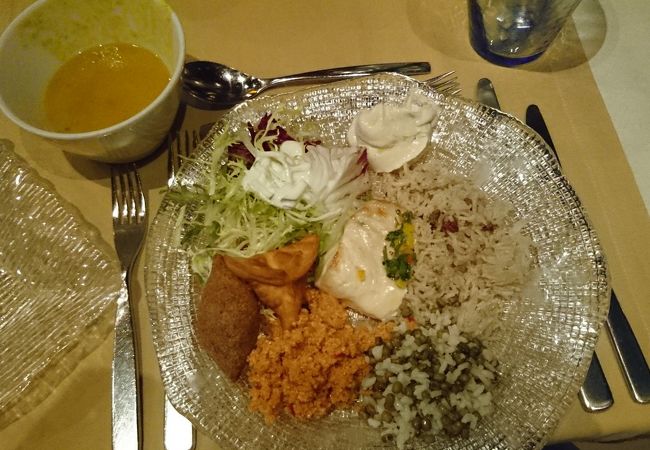 日替わりで異なる国の凝った美味し～料理が食べられる！ディナーにビュッフェ有り♪