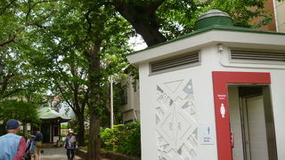 粋な江戸っ子が集まりそうな鄙びた公園の片隅に！